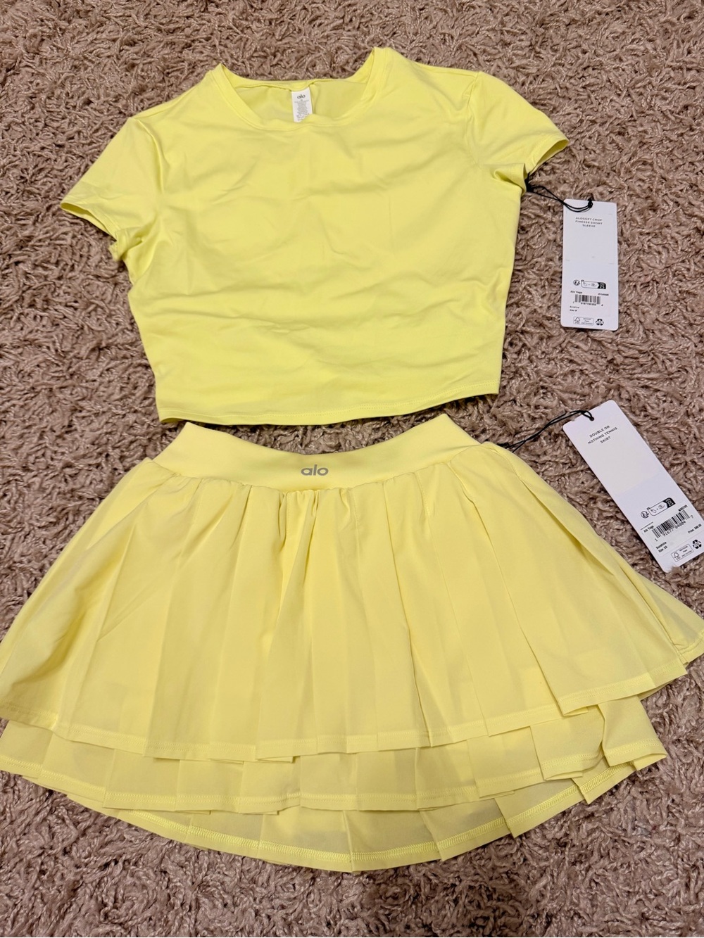 Alo Yoga Set - Double Or Nothing Tennis Skirt XS & Crop Finesse Short Sleeve M - Picture 3 of 7